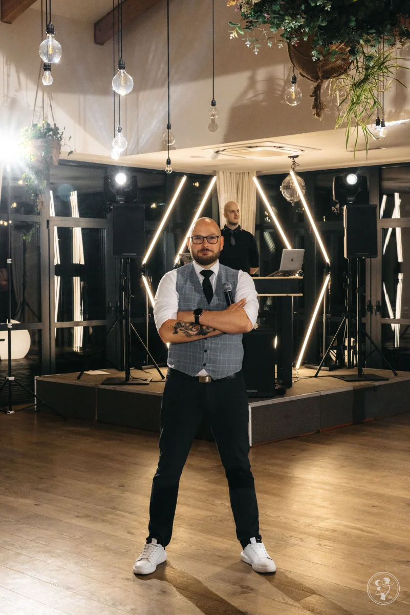 Występ DJ Event 4U - energetyczny miks na konsoli