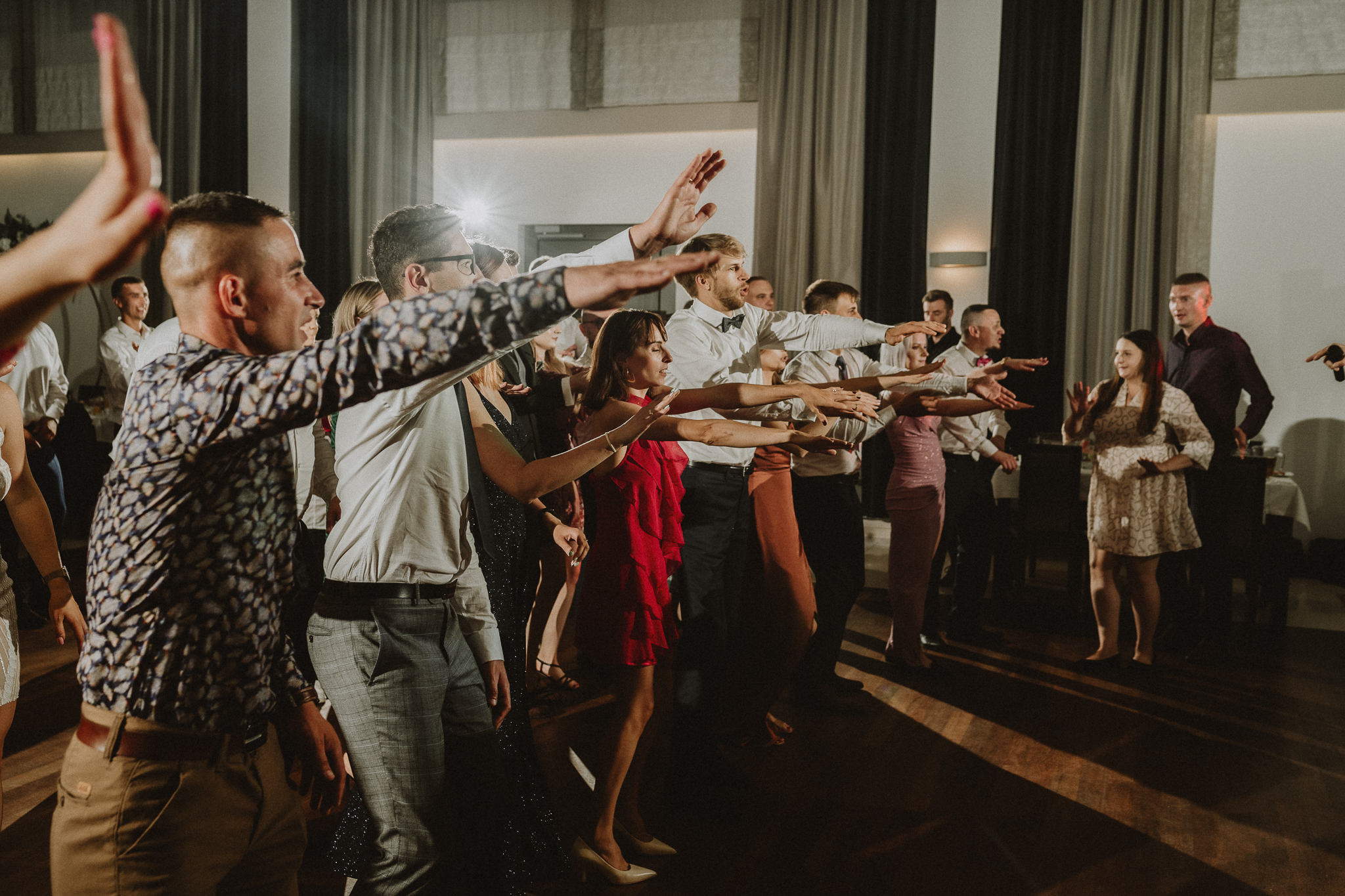 Para Młoda tańcząca z DJ Event 4U na tle eleganckiego oświetlenia